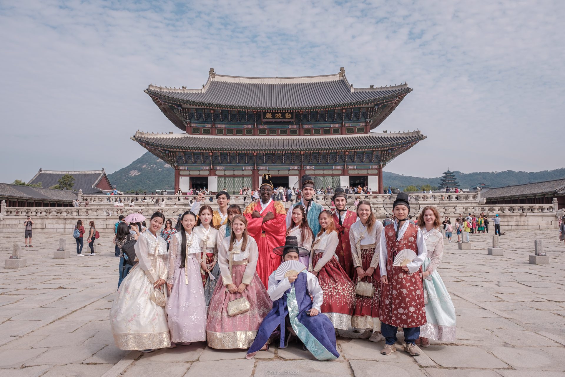 Students in hanbok in front of a Korean palace
